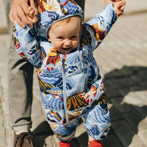 Pojke går med Kuling Bern Mönstrad babyoverall